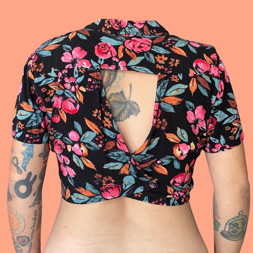 F21 Floral Button down crop top w/ open back cut. Summer spring tiki party!
